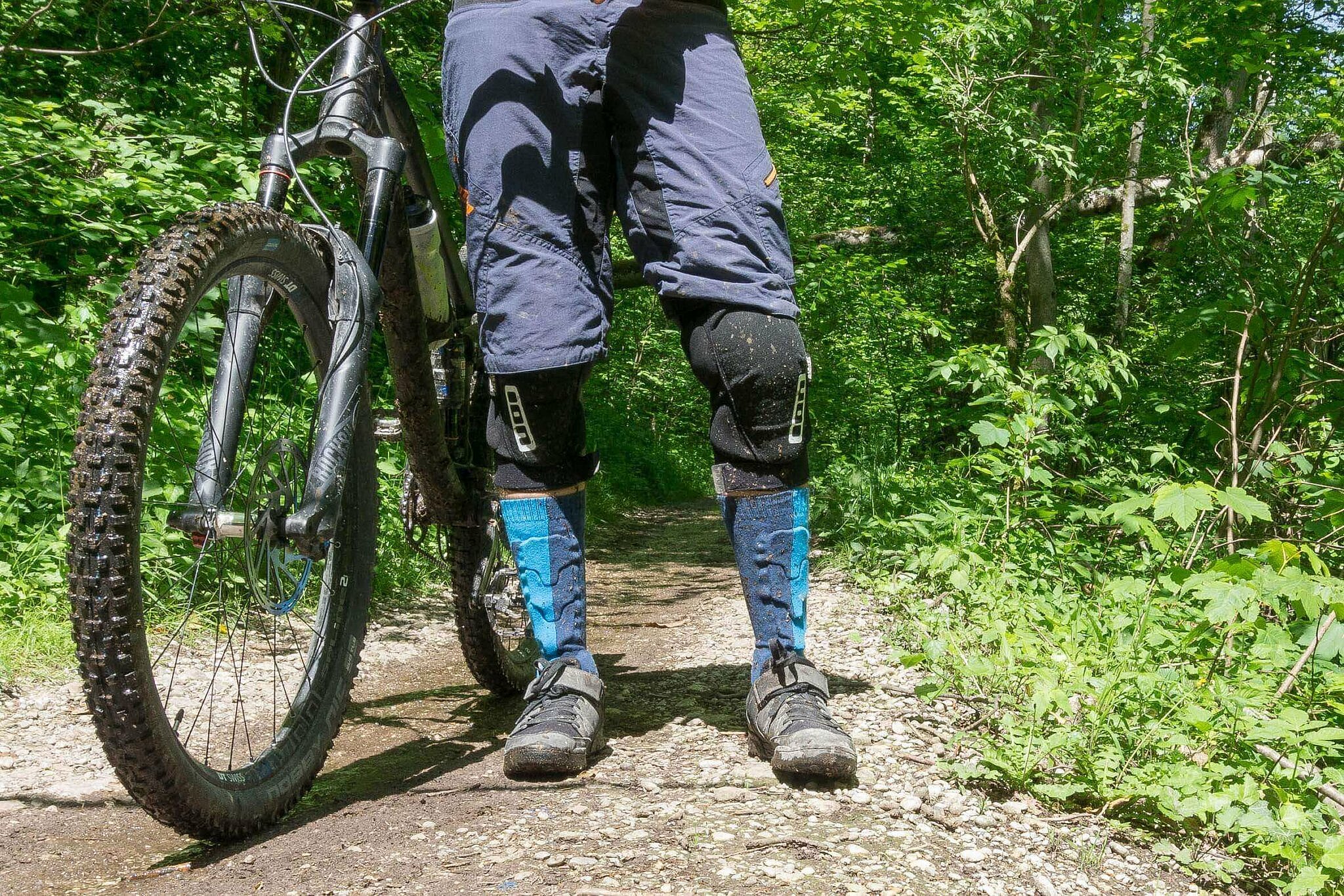 MTB-Schienbeinschoner Test: ION BD 2.0 Protection Socks | Federweg